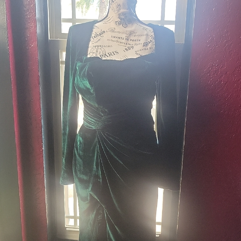 Luxurious Emerald Velvet Long Sleeve Dress